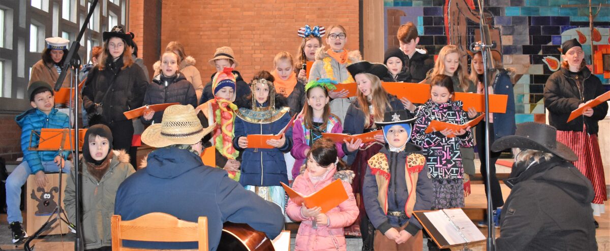 Am Faschingssonntag kamen viele Familien verkleidet zum Gottesdienst.