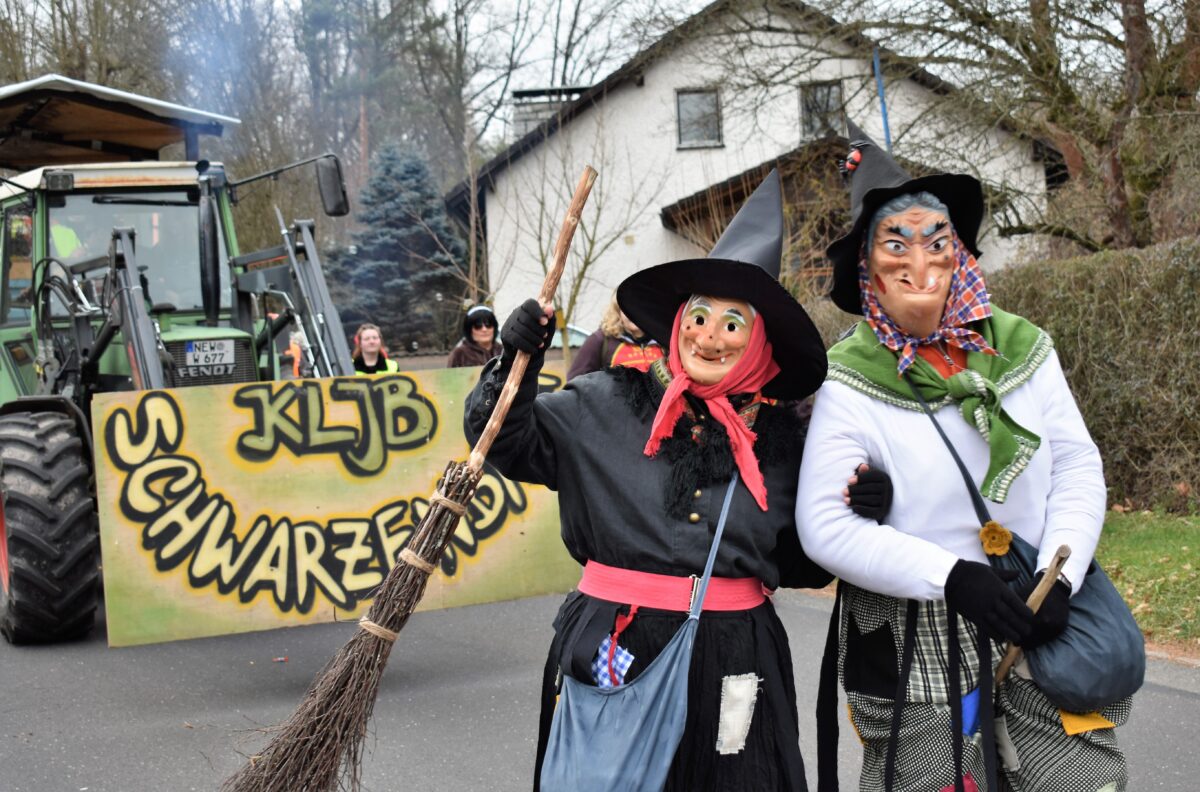 Die klimaneutralen Hexen fegen durch Hütten.