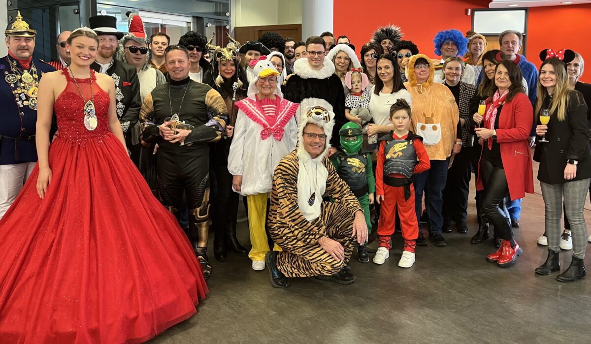 Das hat Tradition: Neustädter Faschingszug besucht die Sparkasse