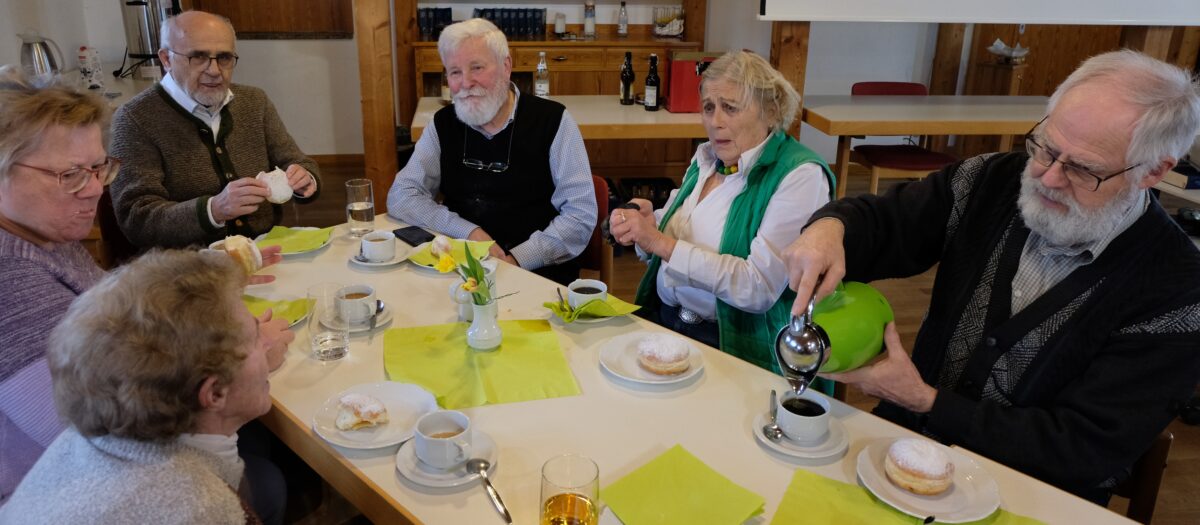 Überraschungsgast hält Vortrag bei Flosser Senioren