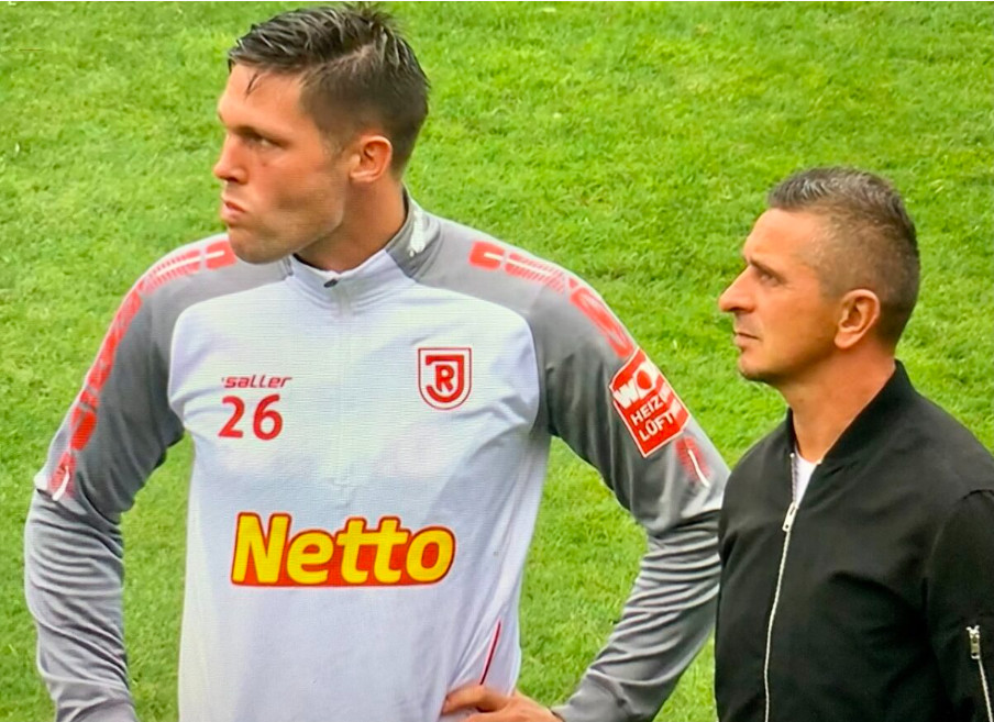 Nach der Hinspiel-Niederlage gegen den KSC war man beim Jahn ratlos. Bild: Jürgen Herda