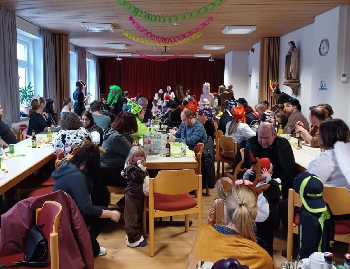 Volles Haus und Mega-Stimmung beim Flossenbürger Kinderfasching