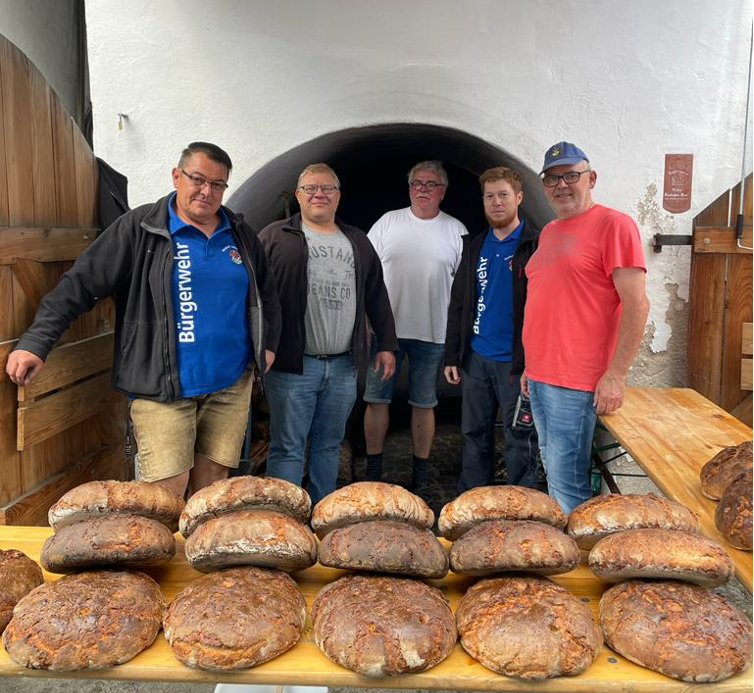 Der Ofen wird angefeuert: Neustädter Backtradition lebt weiter