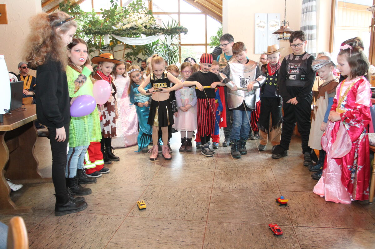 Die Siedler feiern mit ihren Kindern