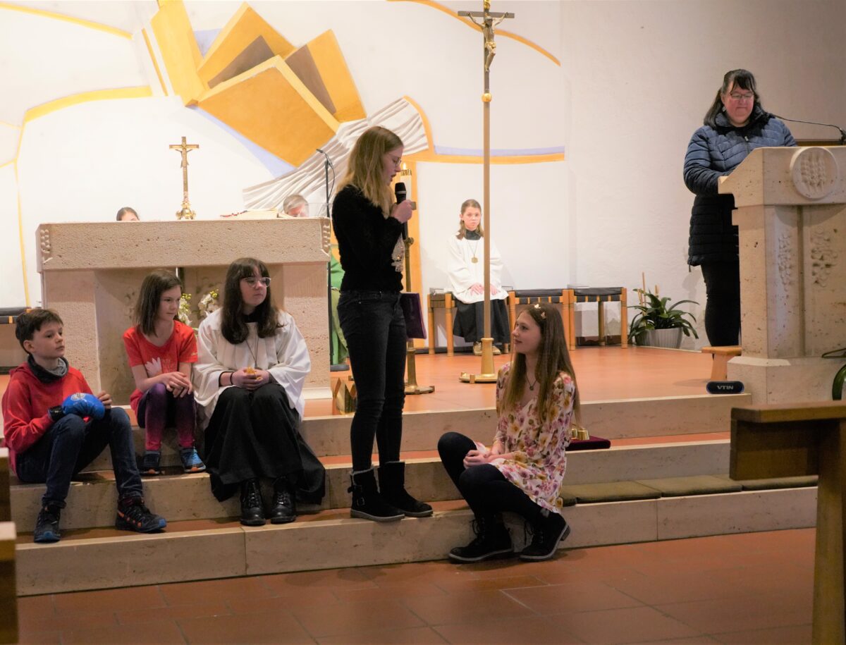 Familiengottesdienst im Zeichen der Fröhlichkeit und der Hilfe