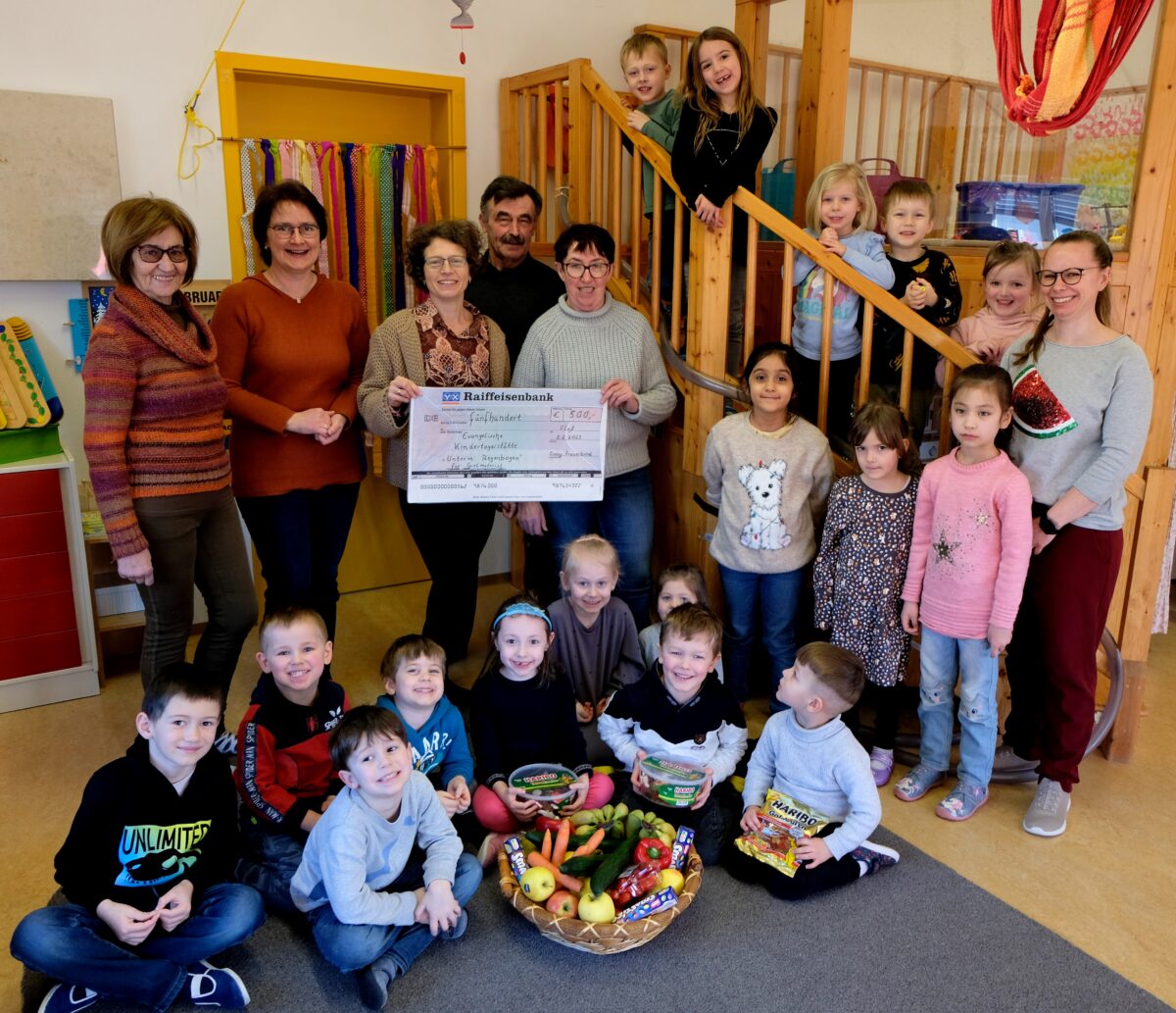 Flosser Frauenbund überrascht Kita mit Ehrenamtspreis der Landeskirche