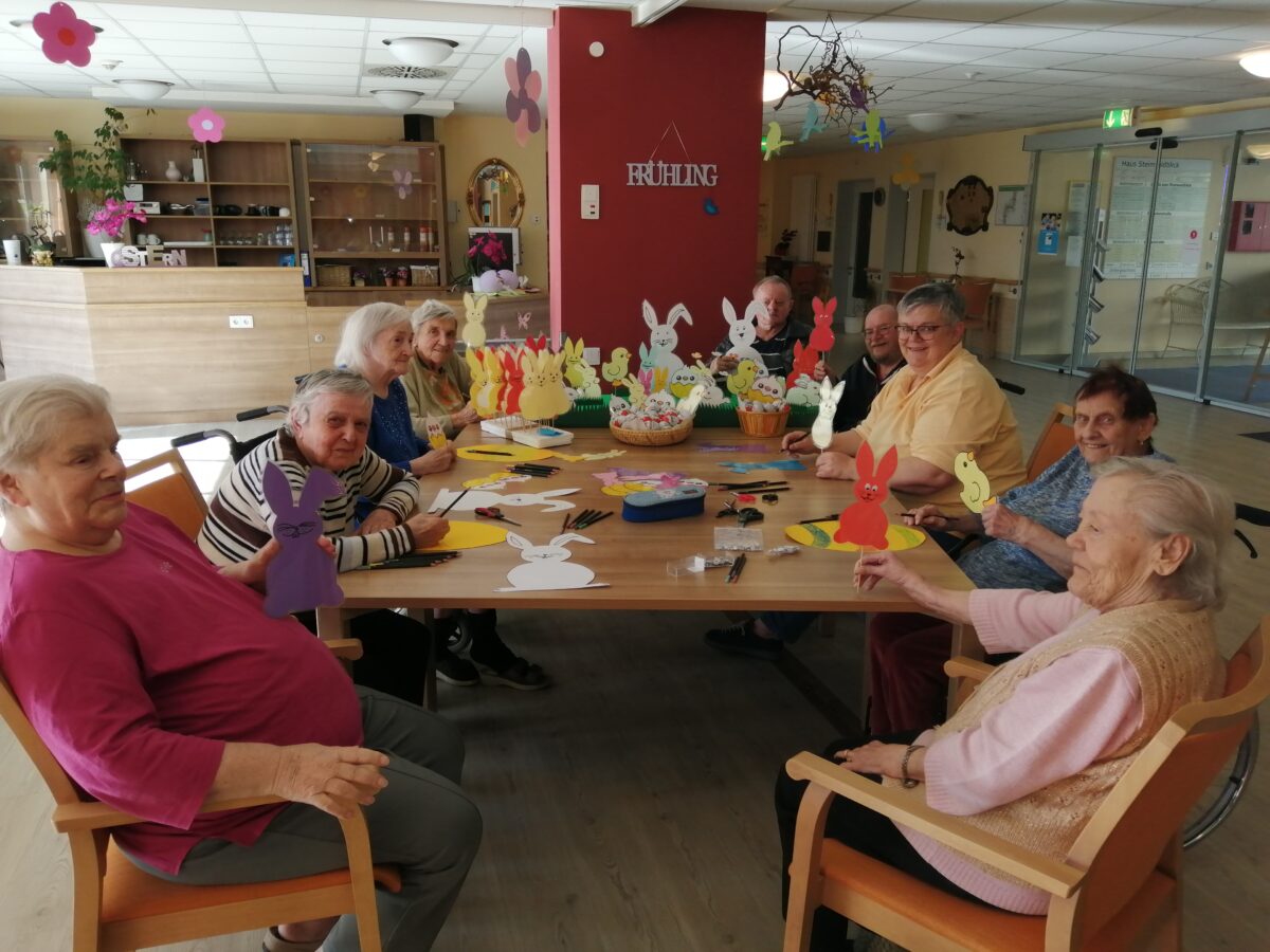 Besondere Osteraktion: Senioren basteln für Kinder
