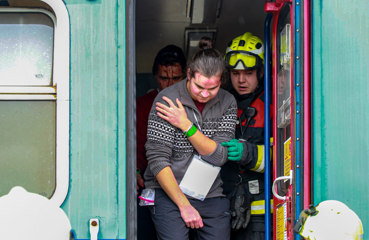 Eger: Dutzende Verletzte im „Kurbäderexpress“ und ein umgestürztes Auto