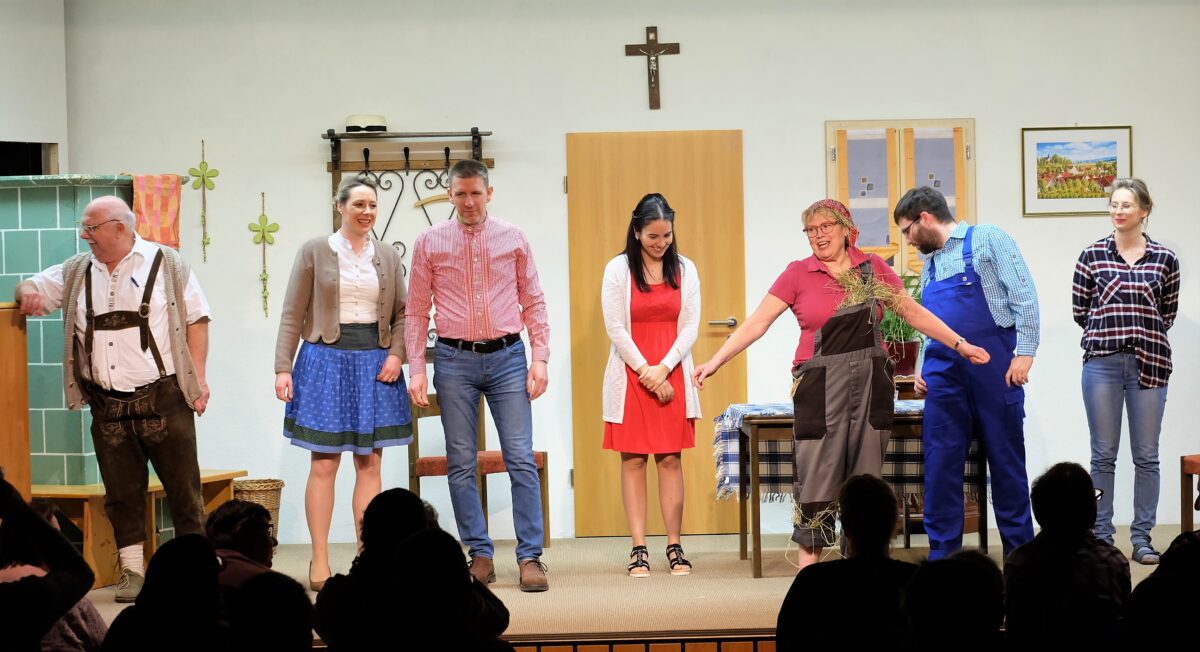 Die Etzenrichter Laienspieler präsentierten im Untersaal der katholischen Pfarrkirche „Die Dorfratsch´n“ und waren froh über so viel Zuspruch, nach der langen Coronapause.