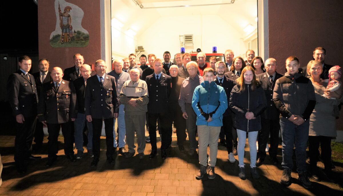 Lennesriehter Feuerwehr hat neuen Ehrenvorsitzenden und Ehrenkommandanten