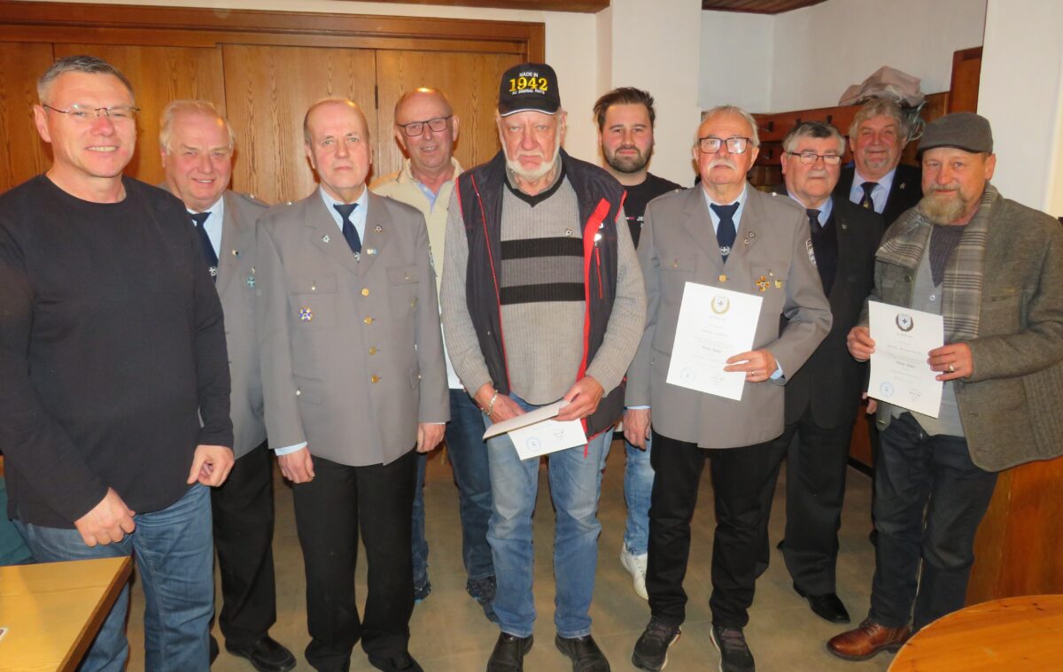 Die Geehrten der Krieger- und Soldatenkameradschaft mit den Gratulanten. Foto: Johann Adam