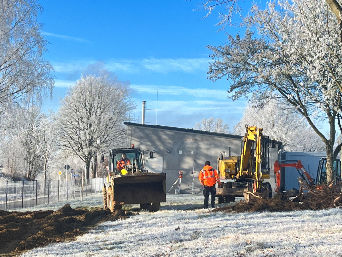 An der Flosser Mehrzweckhalle wird das Gelände für den Absprung modelliert