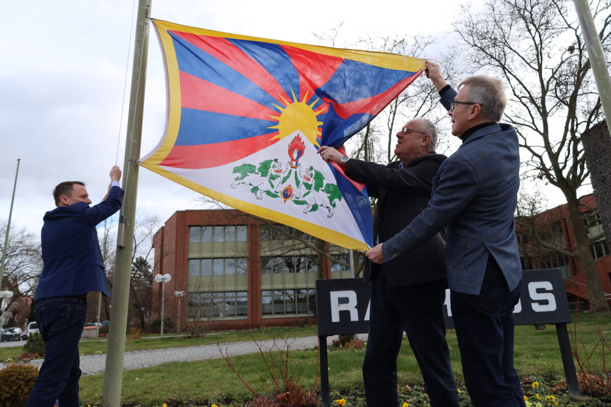 Tibet-Flagge vor dem Neuen Rathaus gehisst