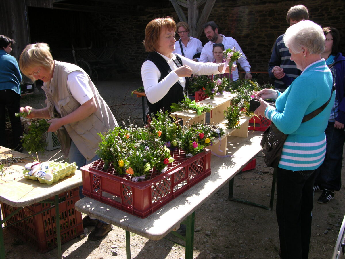 Palmbüschel, Palmkreuze und Ostereier: Basteln zu Ostern