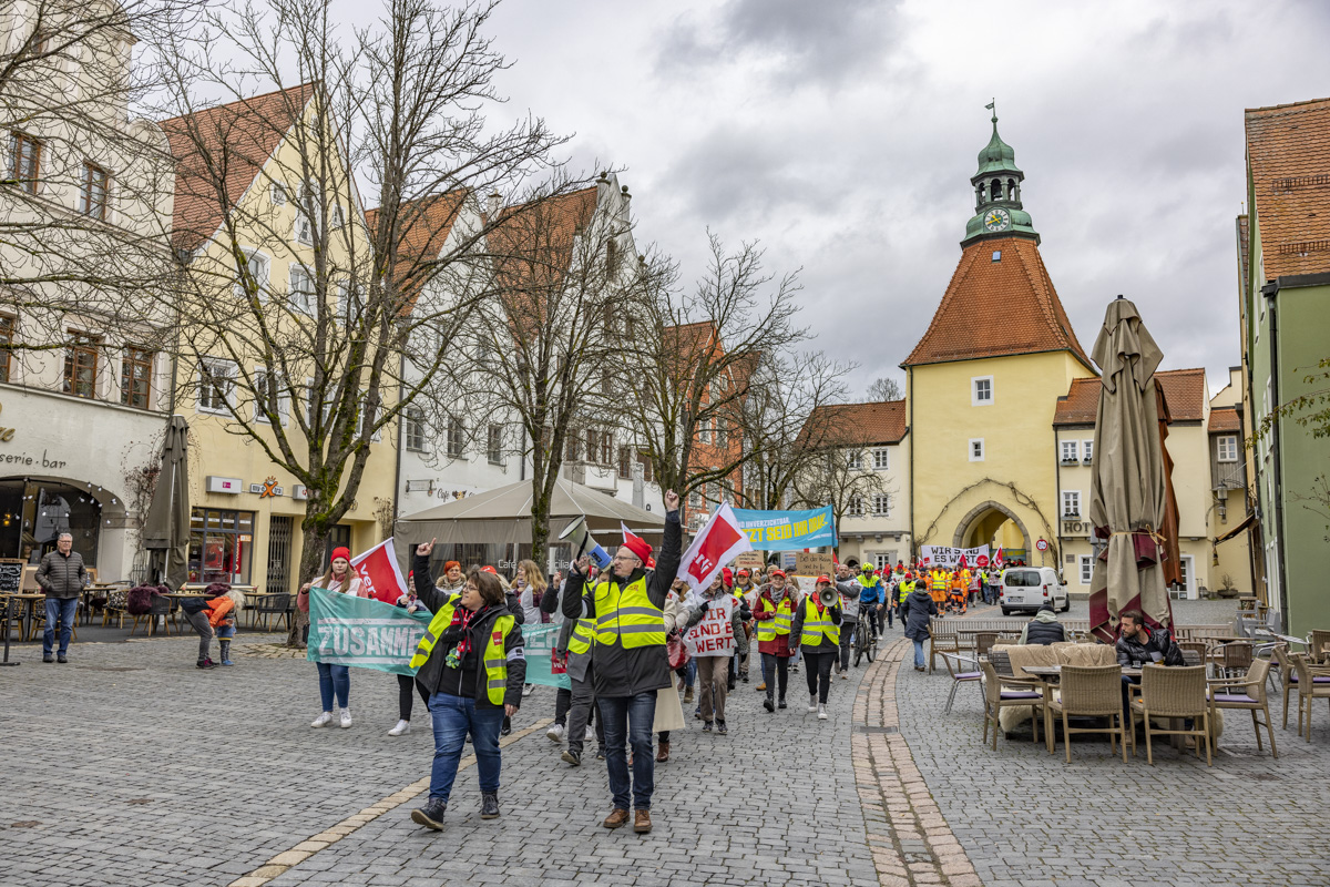 Proteste in Weiden: Streikzug mit 350 Teilnehmern zieht durch die Altstadt