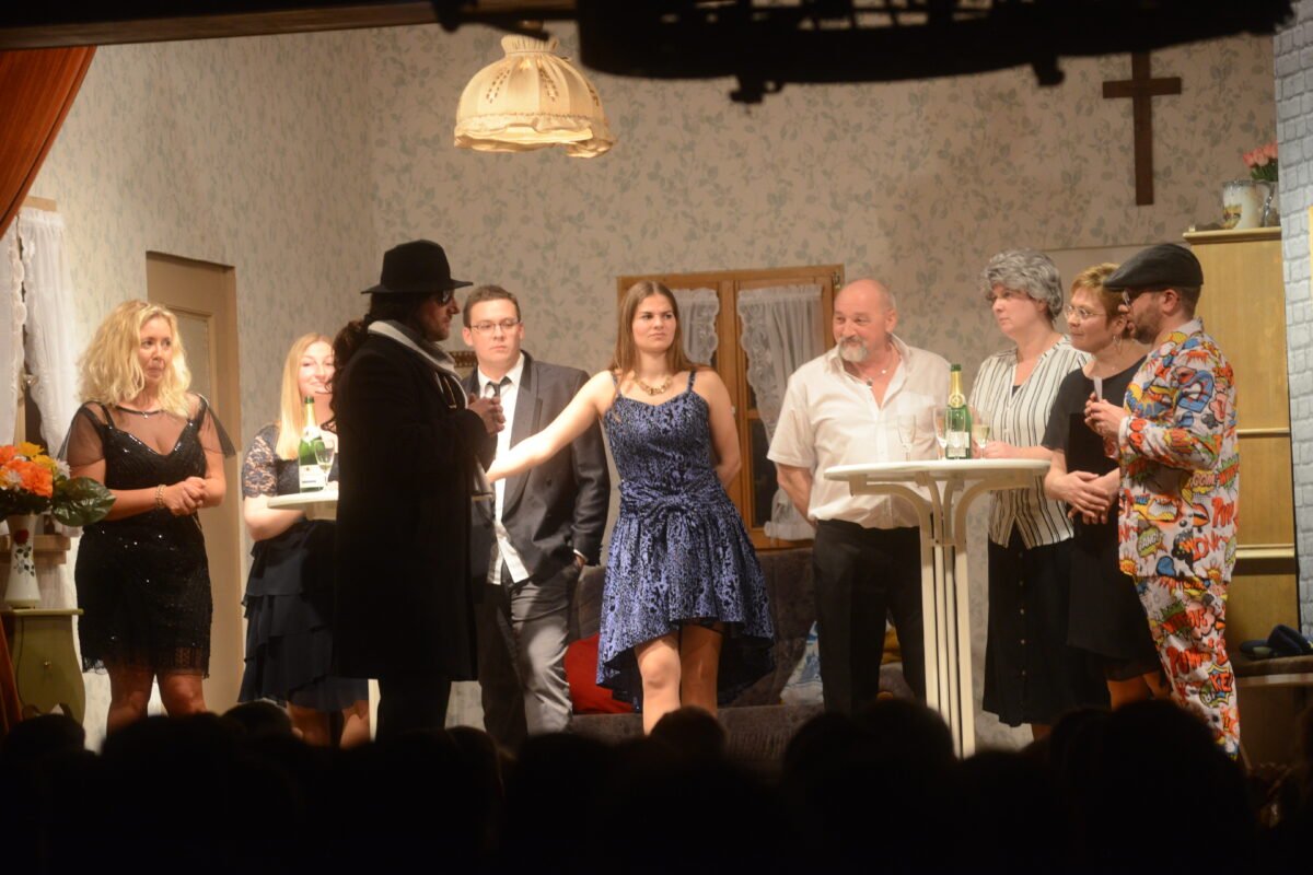 Kaviar und Hasenbraten: Ein Theaterstück voller Humor