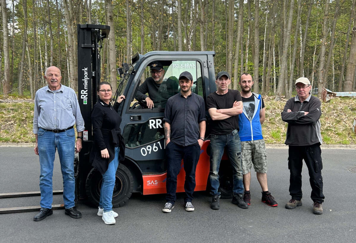 Tafel-Mitarbeiter erlernten den sicheren Umgang mit dem Gabelstapler Foto: Martin Stangl