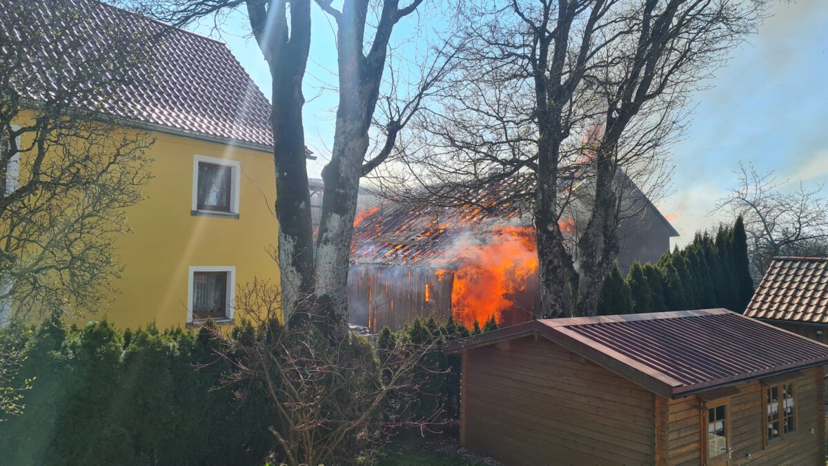 Scheune eines ehemaligen Bauernhofes fängt Feuer
