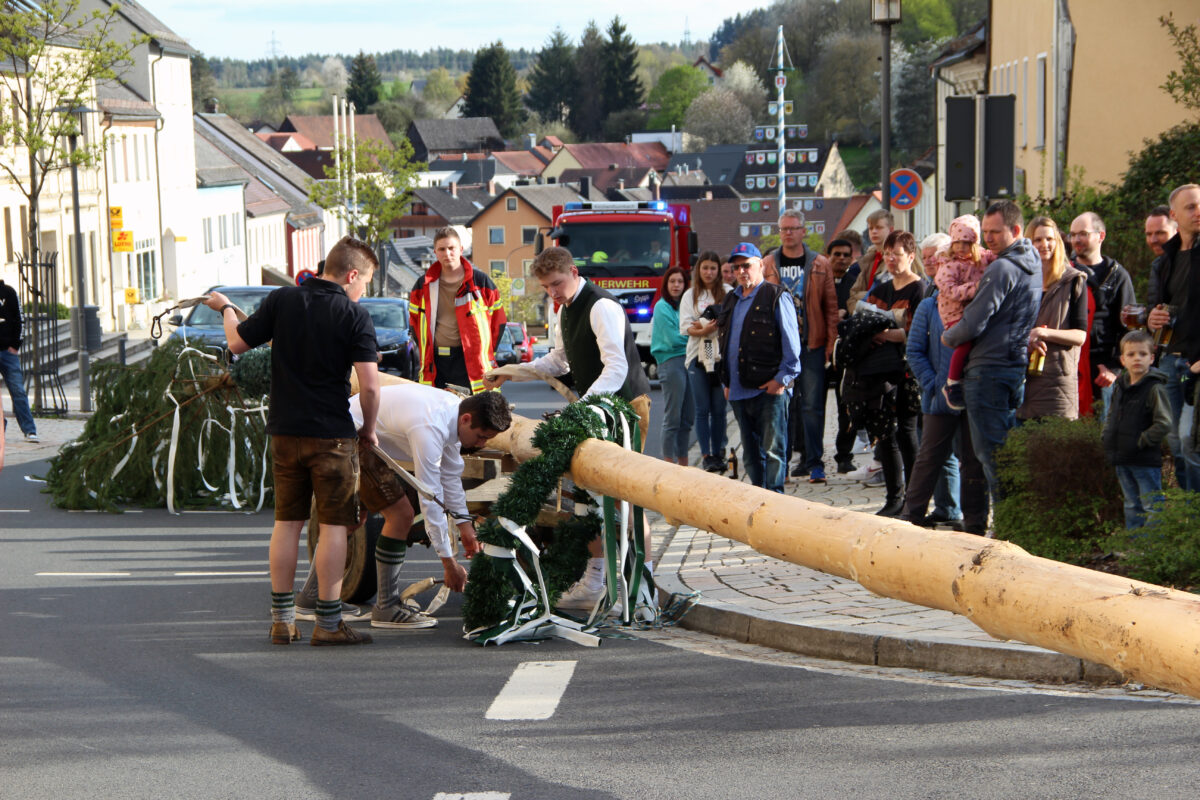 Maibaum-Nachtwache vertreibt Störenfriede