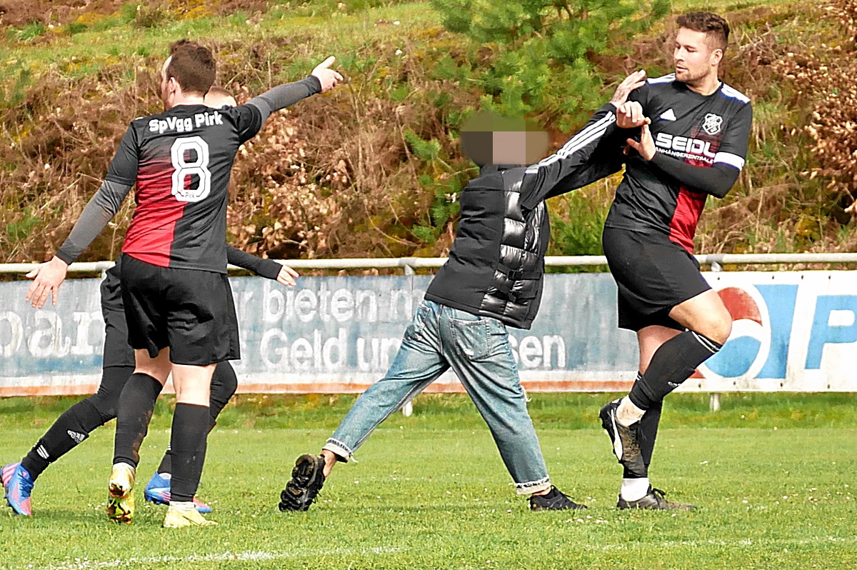 A-Klasse Ost: Zuschauer geht auf Spieler los, Schiedsrichter bricht Partie ab