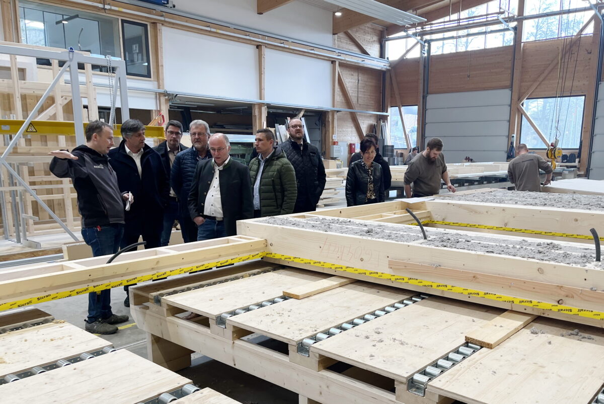 Waldthurner Vorzeigebetrieb: CSU-Kreisräte besichtigen Holzbau Riedl