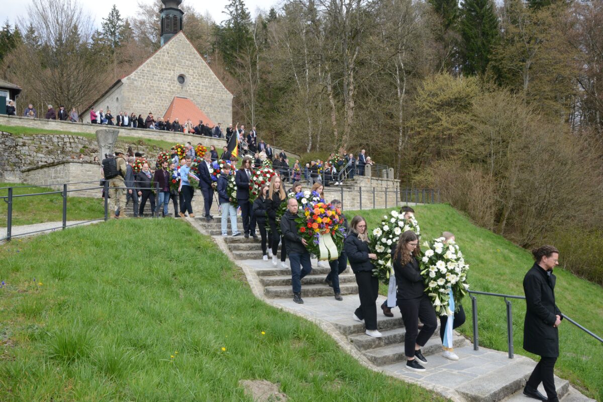 Gedenken in Flossenbürg: „Ein Leben lang Mensch bleiben“