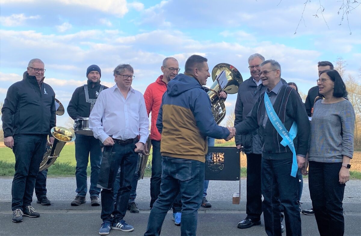 Die Eschenbacher  Vereine gratulieren ihrem „Dirigenten“ zum runden Geburtstag