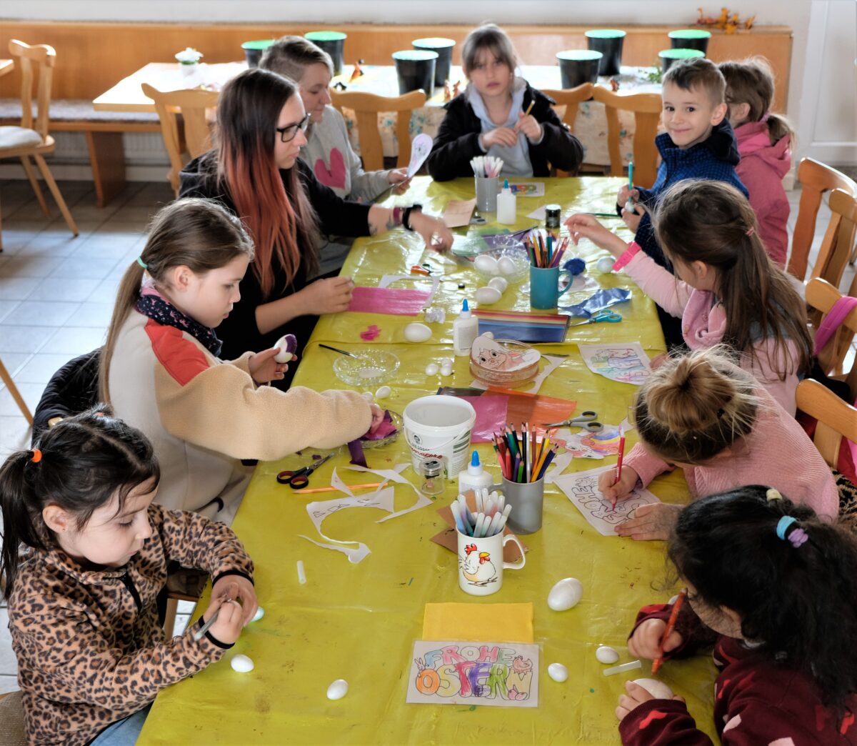 Alles selbstgemacht: Ostereier färben und bunte Oster-Deko