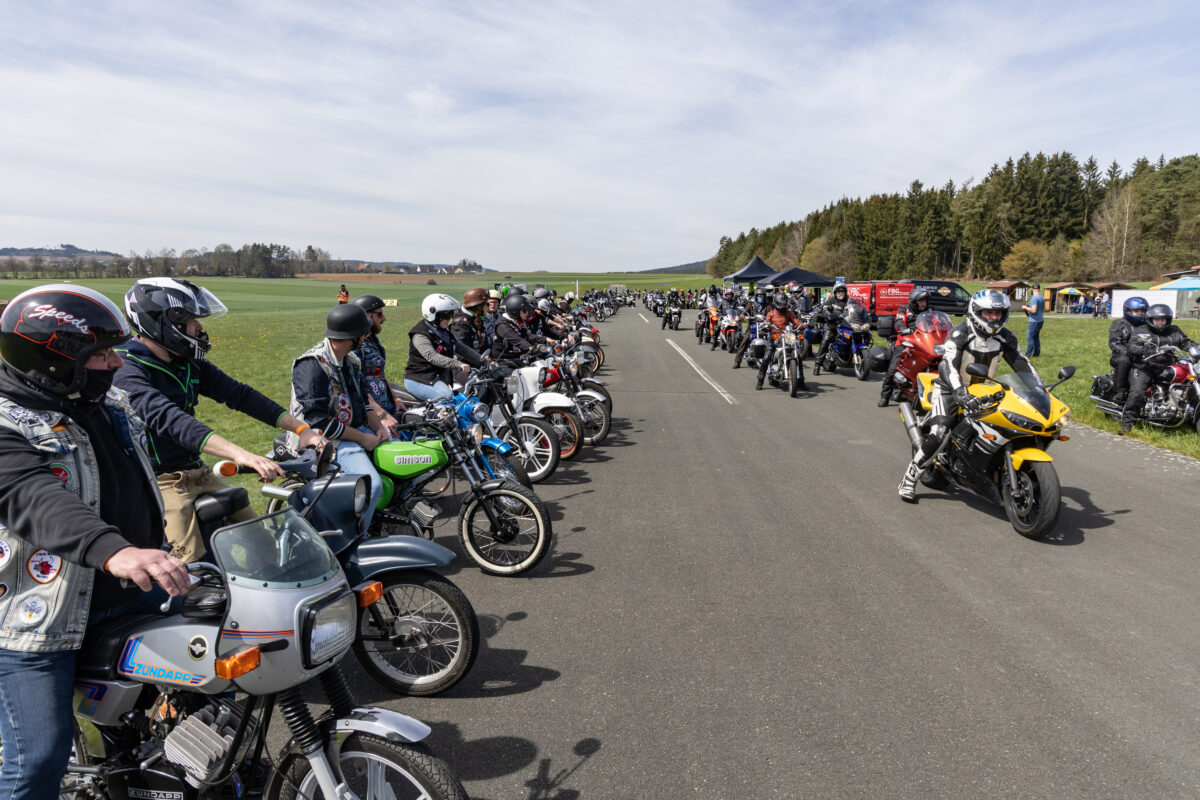 Erbendorfer Biker starten durch: Motorradsegnung und Spendenfahrt