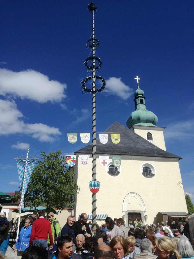 „Wenn der Maibaum wieder am Dorfplatz steht“: Waldershof feiert