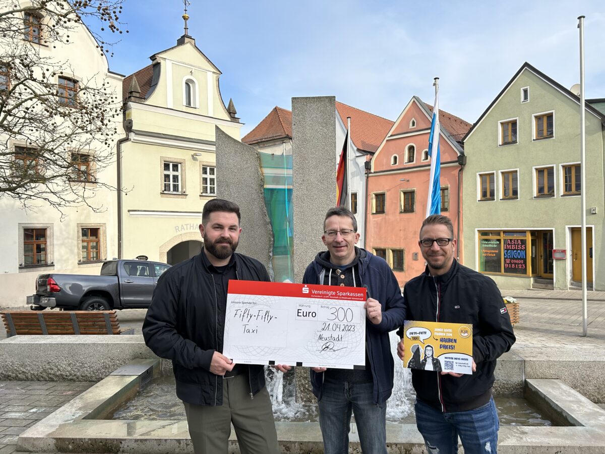 Spendenübergabe der Stadt an das Fifty-Fifty-Taxi des Kreisjugendringes