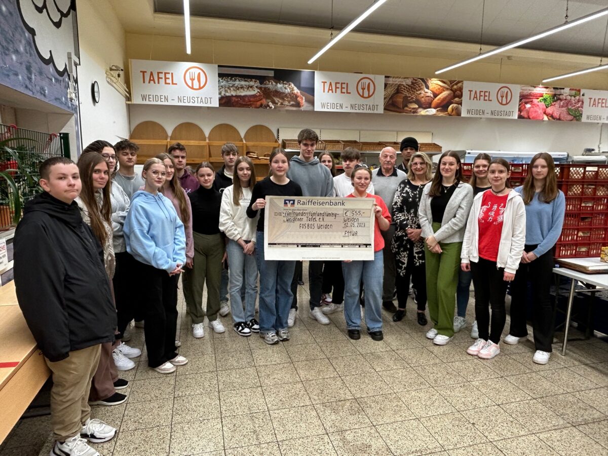 FOS-Klasse spendet für Tafel Foto: Martin Stangl