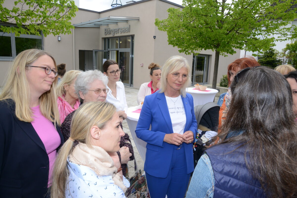 Ministerin zu Besuch in Schirmitz