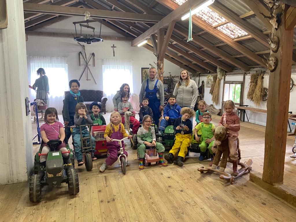 Flossenbürger Kindergarten besucht „Bauer Fritz“ in Irchenrieth
