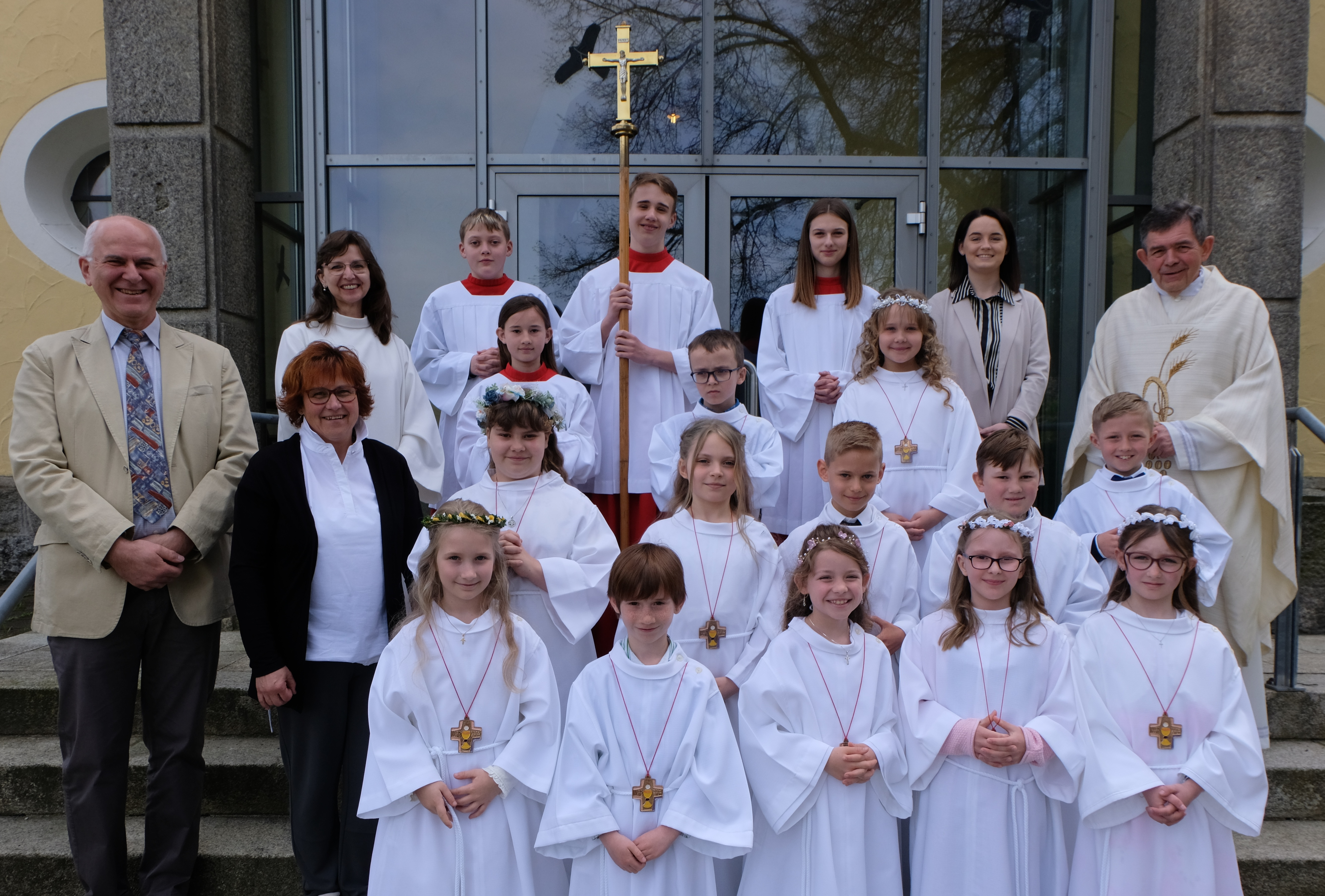 Zwölf Kinder empfangen in Floß Erstkommunion