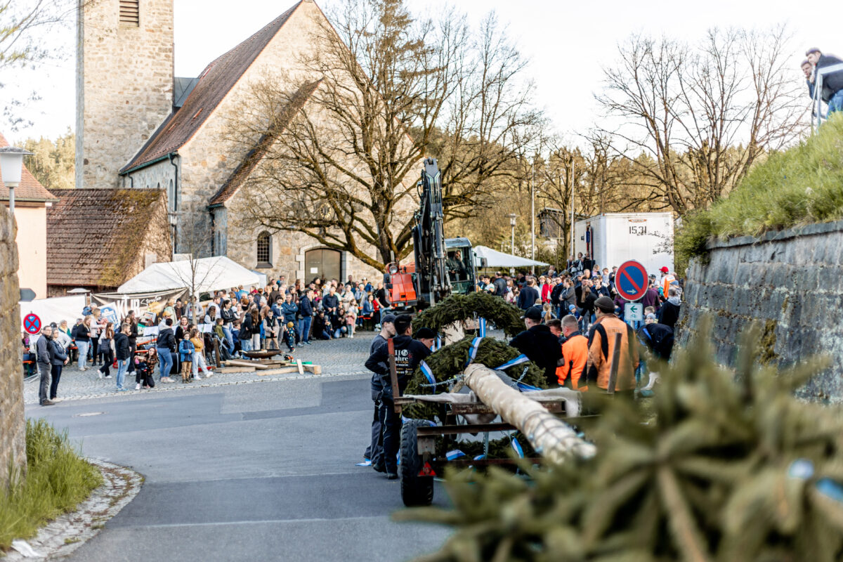 Mit Freibier auf den Maibaum angestoßen