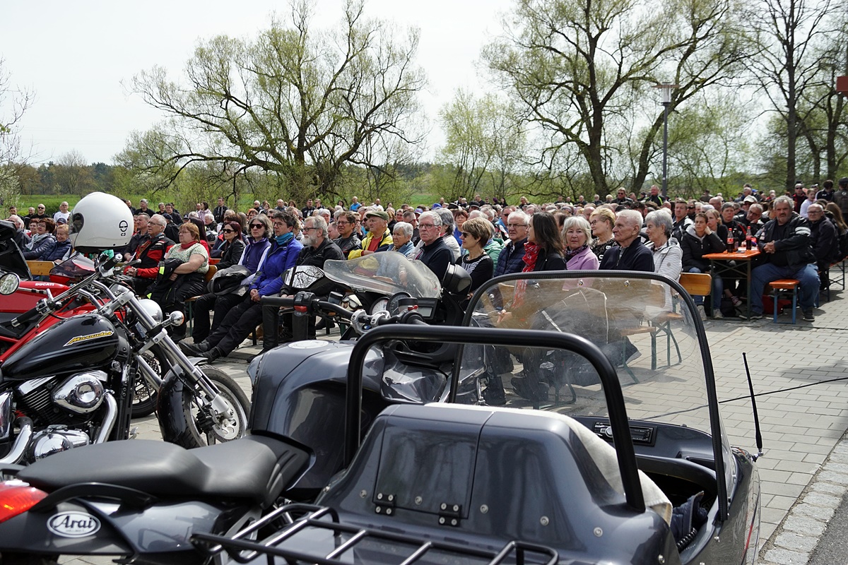 Biker pilgern zum Motorradgottesdienst