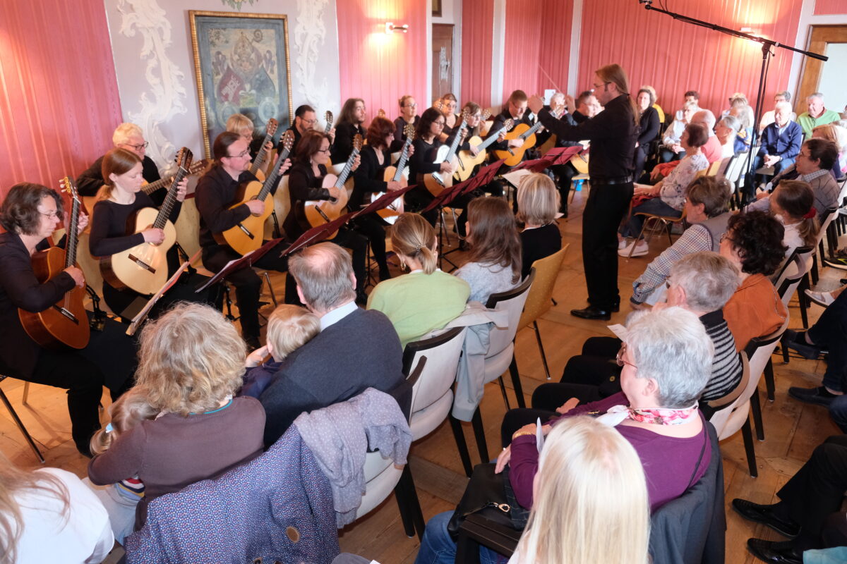 „Vielsaitiges“ Muttertags-Programm: Gitarren- und Mandolinenklänge füllen Klostermauern