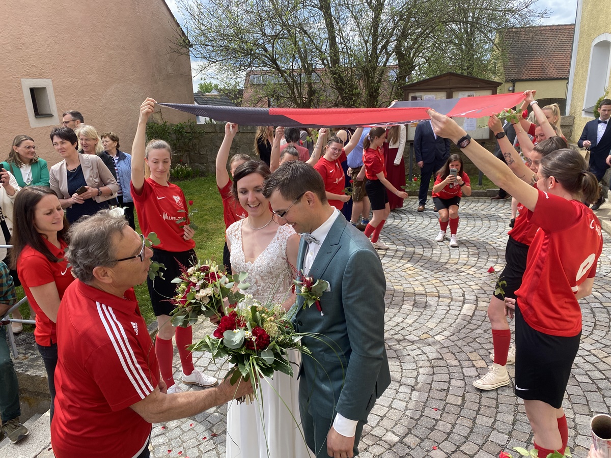 Torjägerin gibt ihrem Mann das Ja-Wort