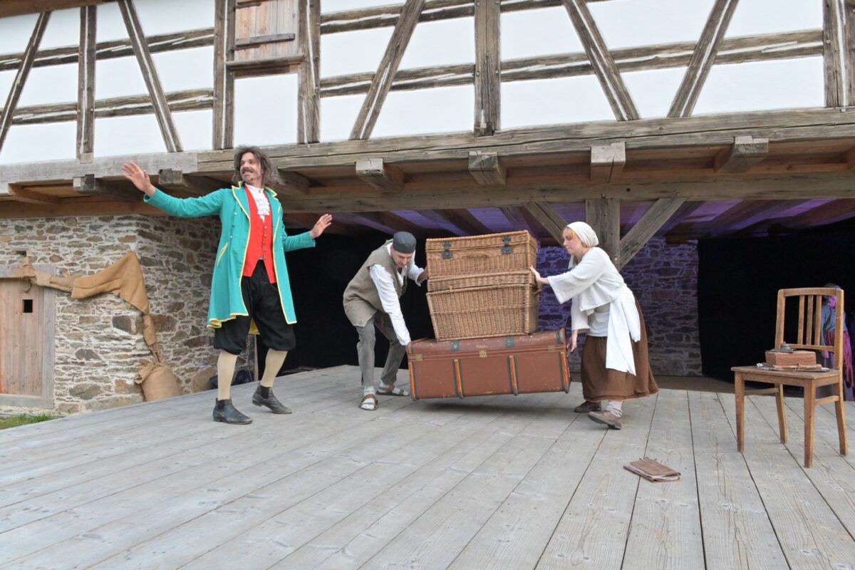 Bewegung auf der Bühne und hinter den Kulissen