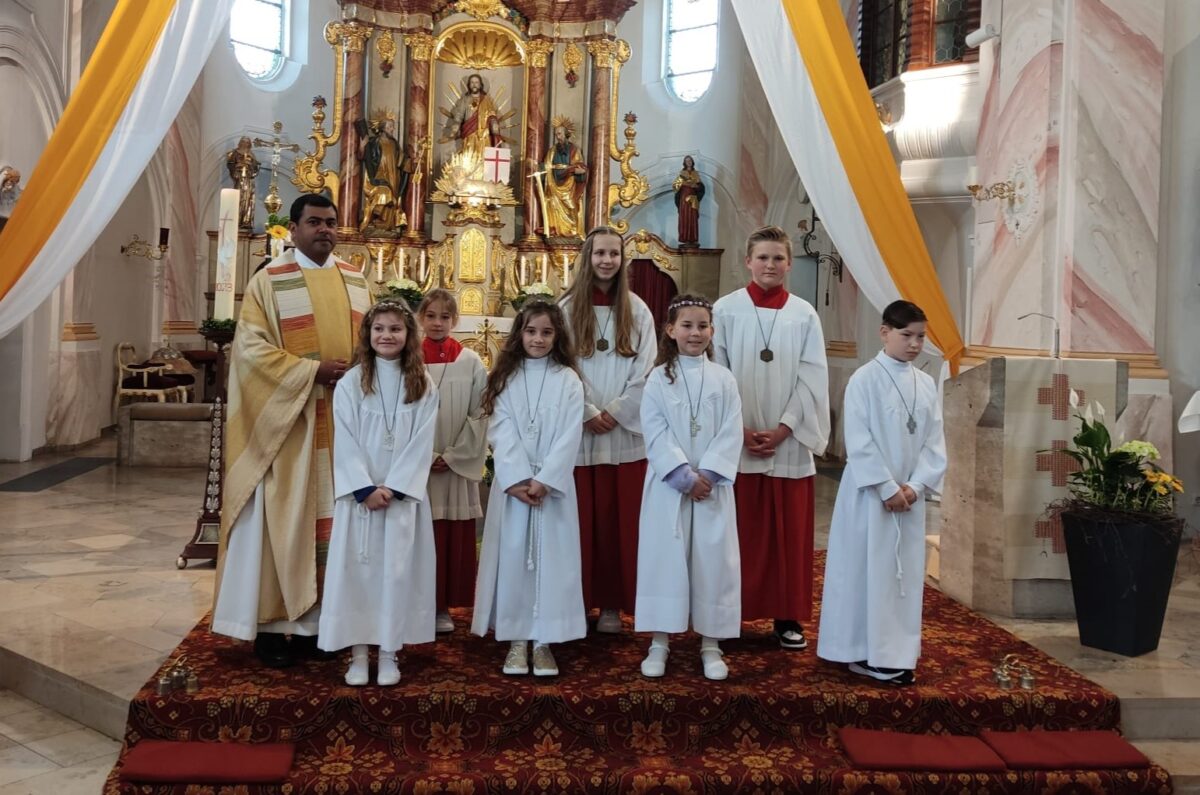 Vier Kinder feiern in Kohlberg Erstkommunion