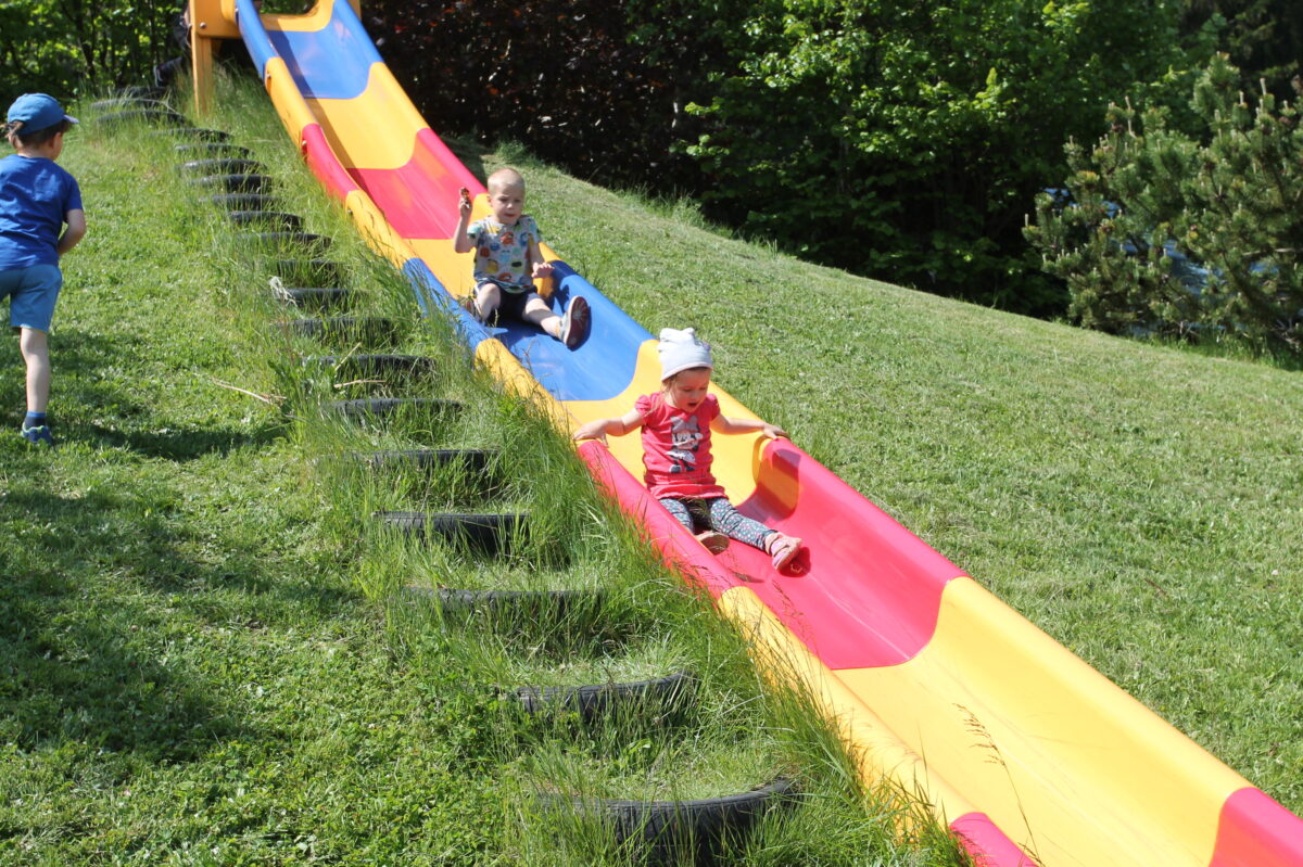 Spielplatzfest mit Kuchenbuffet: Riesengaudi für die Kleinen