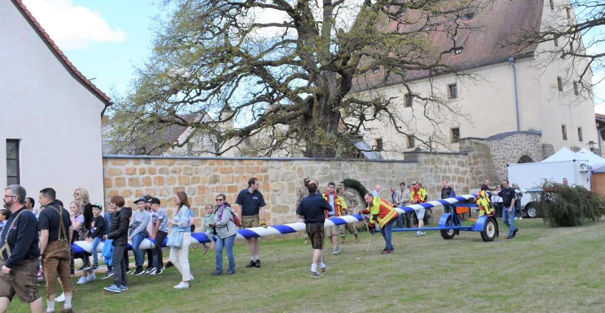 Feuerwehr Grafenwöhr stellt Maibaum auf