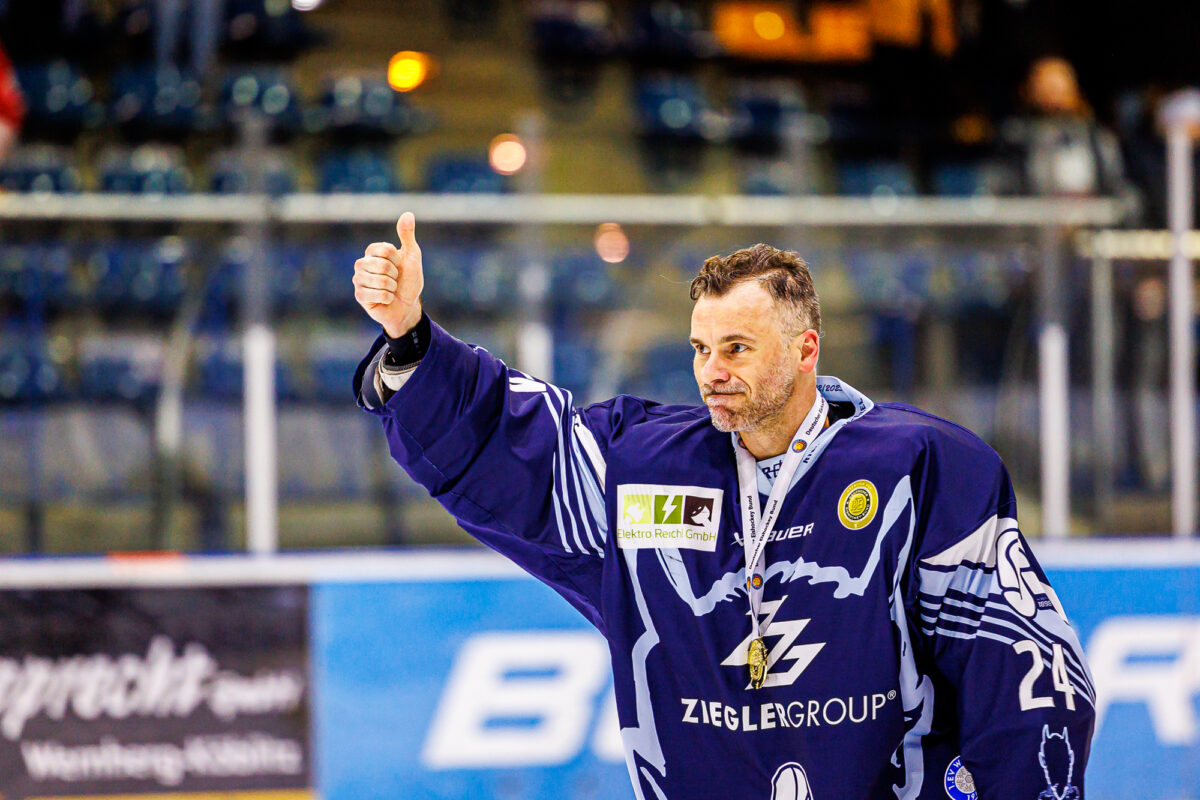 Top-Goalie bleibt: Jaroslav Hübl weiterhin in Blau-Weiß