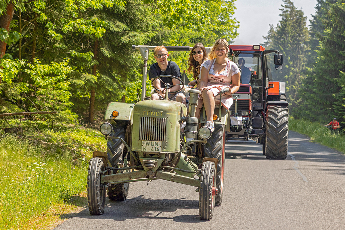 Die Liebe zu alten Traktoren ist ungebrochen: Video und Fotos vom großen Bulldog-Treffen