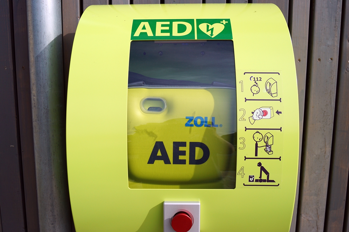 Neuer Defibrillator am Feuerwehrhaus Dießfurt