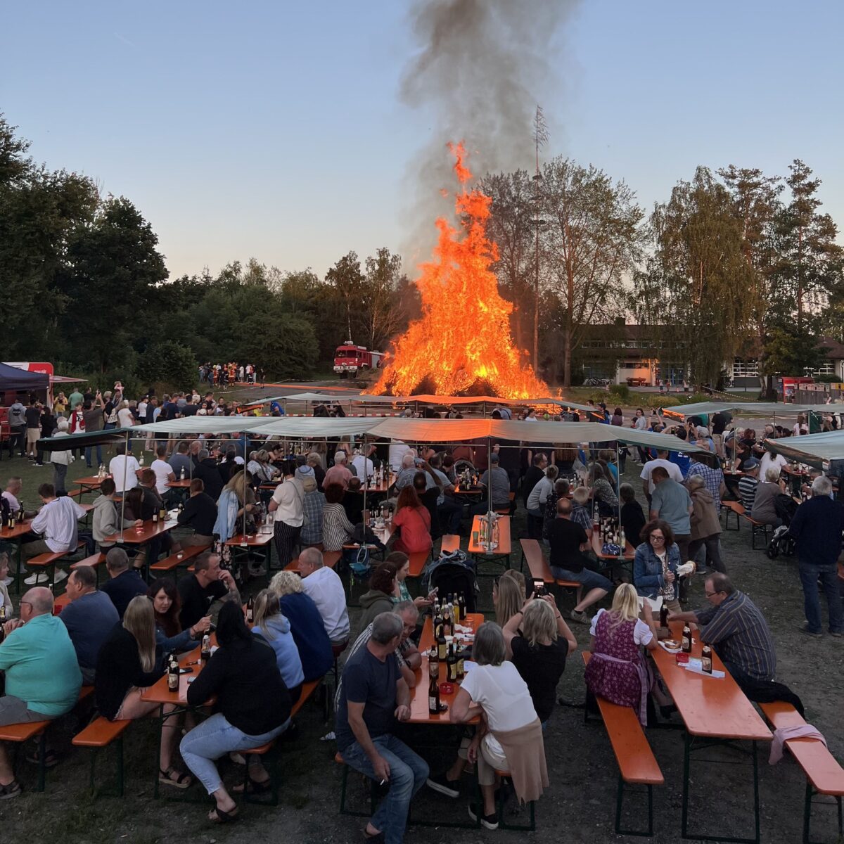 Rund 500 Gäste lassen es sich beim Johannisfeuer in Weiherhammer gut gehen