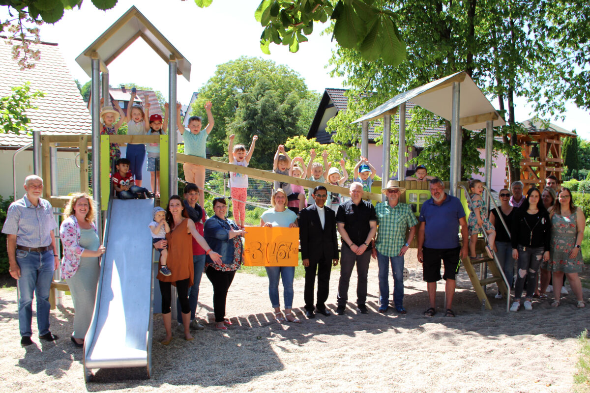 Farbenfrohes Kombi-Spielgerät und eine Wackelbrücke jetzt im Garten des Kinderhauses