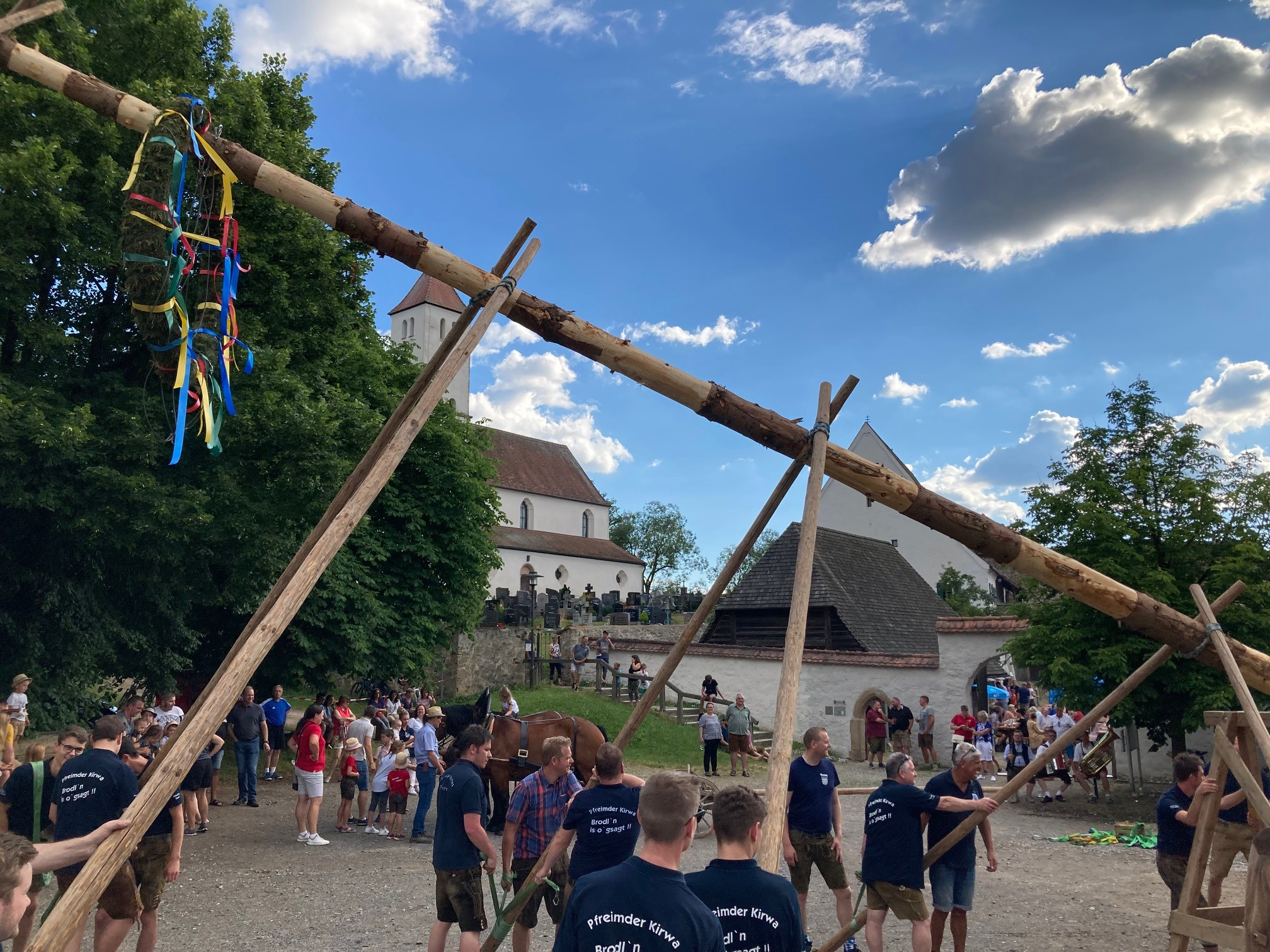 Kirwabaum-Aufstellen im Edelmannshof