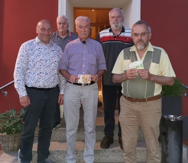 Heinz Prölß sicherte sich den 1. Preis beim Schafkopfspielen